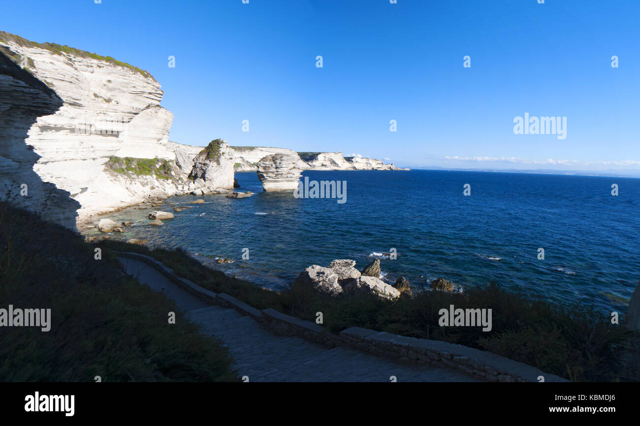 Bianche scogliere calcaree di bonifacio sulla punta meridionale dell'isola di fronte le Bocche di Bonifacio, il tratto di mare tra la Corsica e la Sardegna Foto Stock