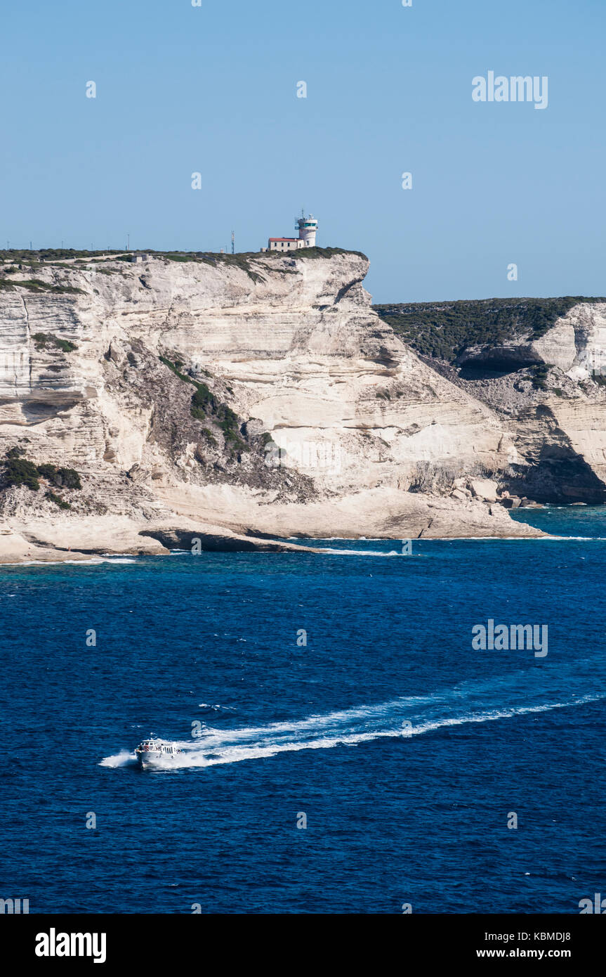 Bianche scogliere calcaree di bonifacio sulla punta meridionale dell'isola di fronte le Bocche di Bonifacio, il tratto di mare tra la Corsica e la Sardegna Foto Stock