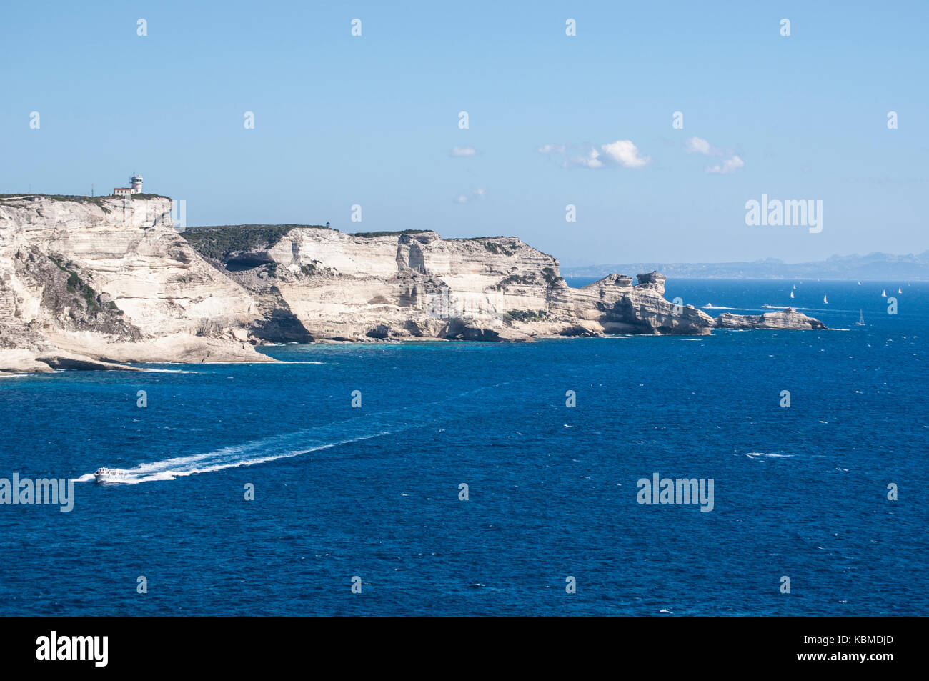 Bianche scogliere calcaree di bonifacio sulla punta meridionale dell'isola di fronte le Bocche di Bonifacio, il tratto di mare tra la Corsica e la Sardegna Foto Stock