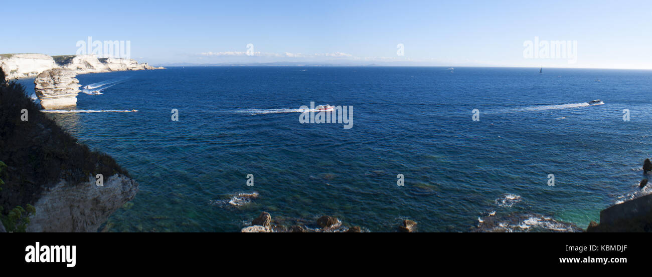 Bianche scogliere calcaree di bonifacio sulla punta meridionale dell'isola di fronte le Bocche di Bonifacio, il tratto di mare tra la Corsica e la Sardegna Foto Stock