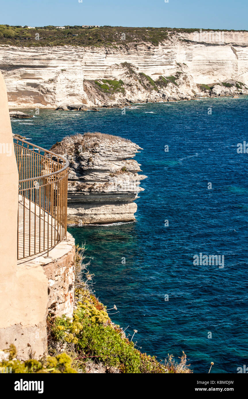 Bianche scogliere calcaree di bonifacio sulla punta meridionale dell'isola di fronte le Bocche di Bonifacio, il tratto di mare tra la Corsica e la Sardegna Foto Stock