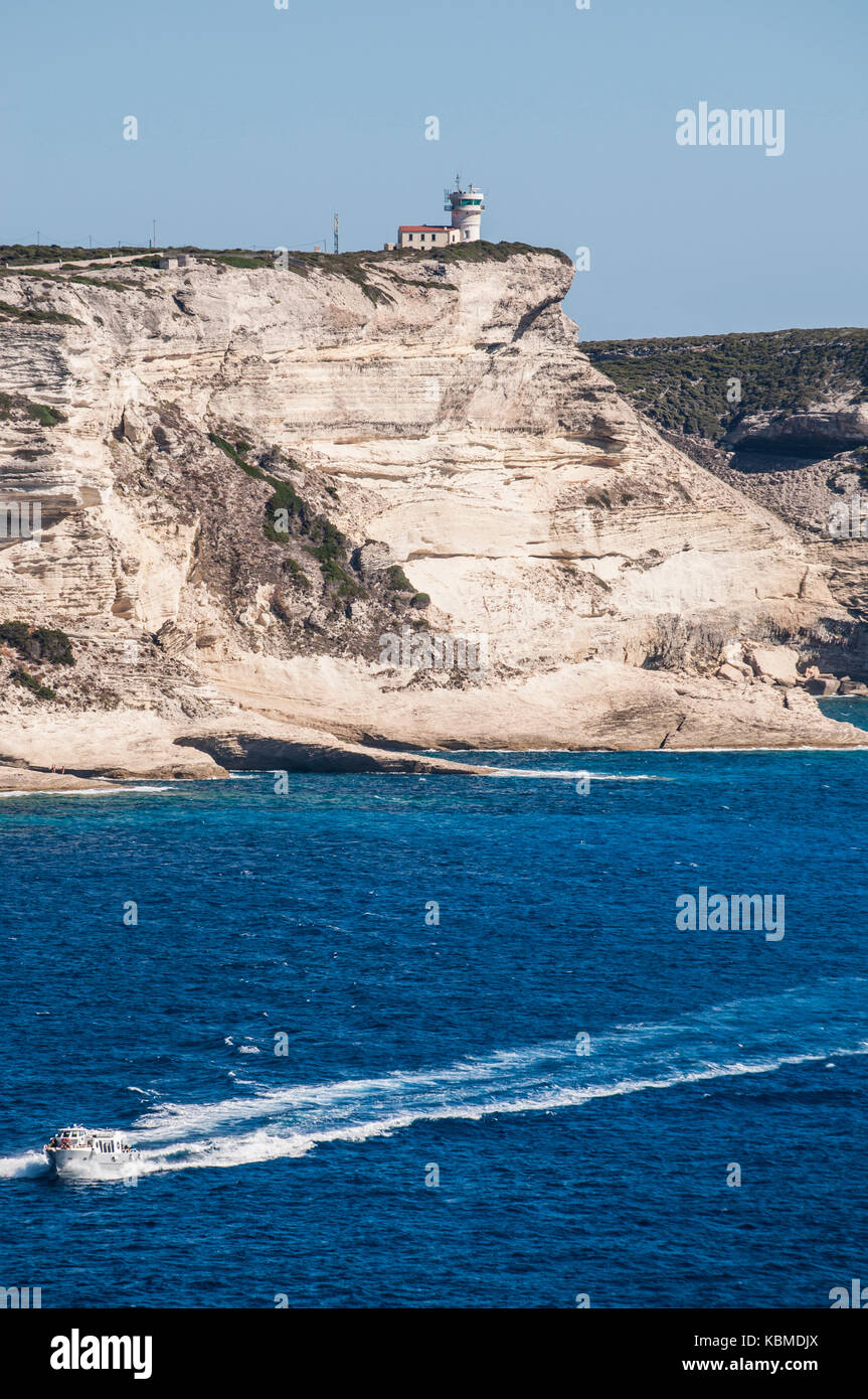 Bianche scogliere calcaree di bonifacio sulla punta meridionale dell'isola di fronte le Bocche di Bonifacio, il tratto di mare tra la Corsica e la Sardegna Foto Stock