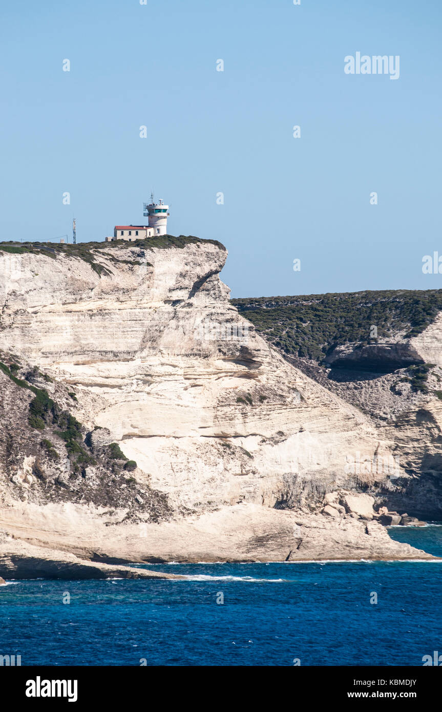 Bianche scogliere calcaree di bonifacio sulla punta meridionale dell'isola di fronte le Bocche di Bonifacio, il tratto di mare tra la Corsica e la Sardegna Foto Stock