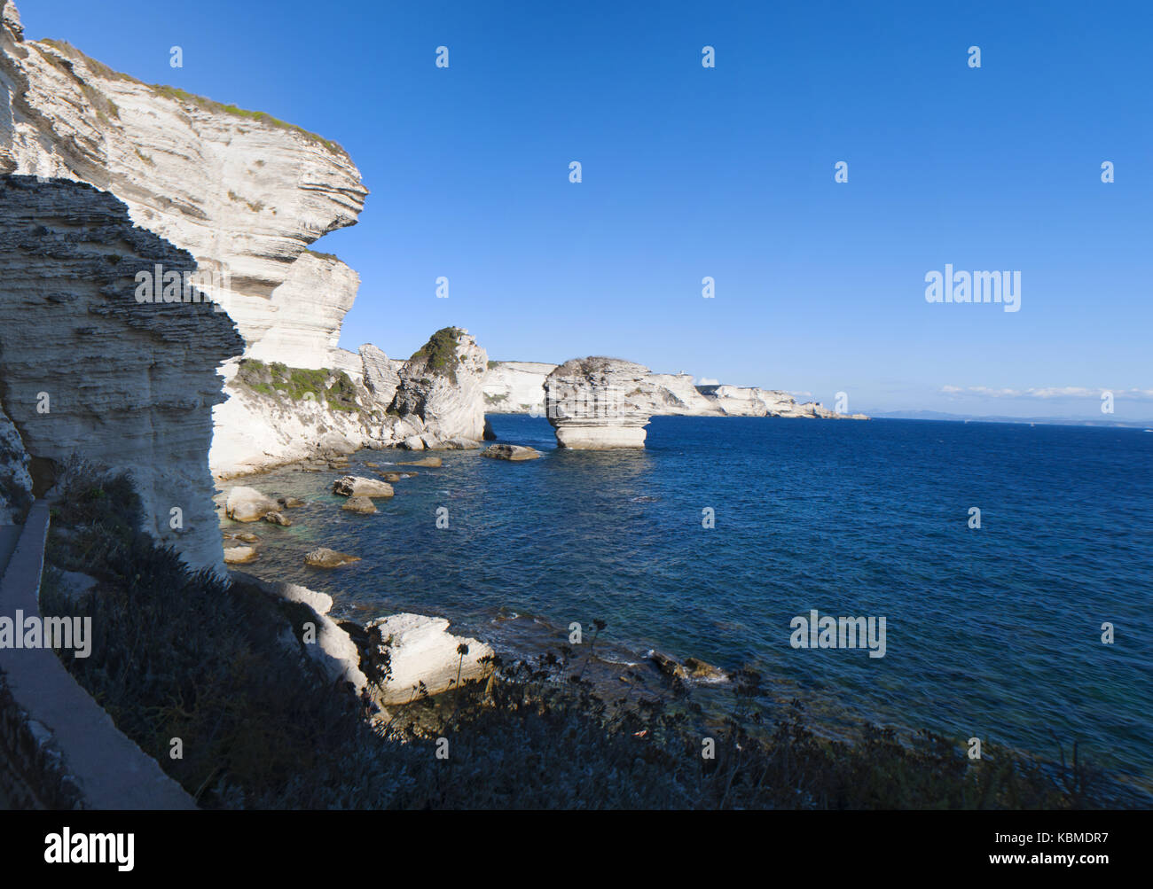 Bianche scogliere calcaree di bonifacio sulla punta meridionale dell'isola di fronte le Bocche di Bonifacio, il tratto di mare tra la Corsica e la Sardegna Foto Stock