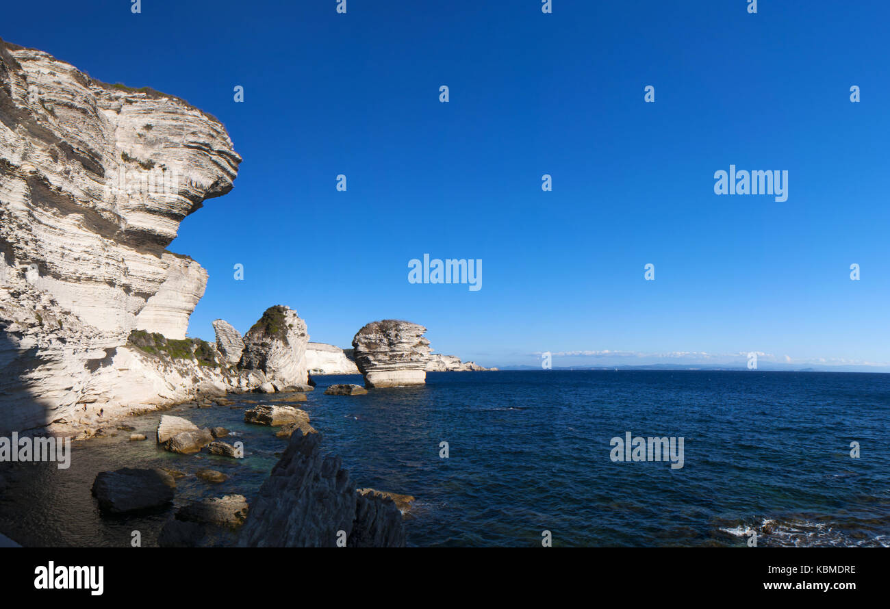 Bianche scogliere calcaree di bonifacio sulla punta meridionale dell'isola di fronte le Bocche di Bonifacio, il tratto di mare tra la Corsica e la Sardegna Foto Stock