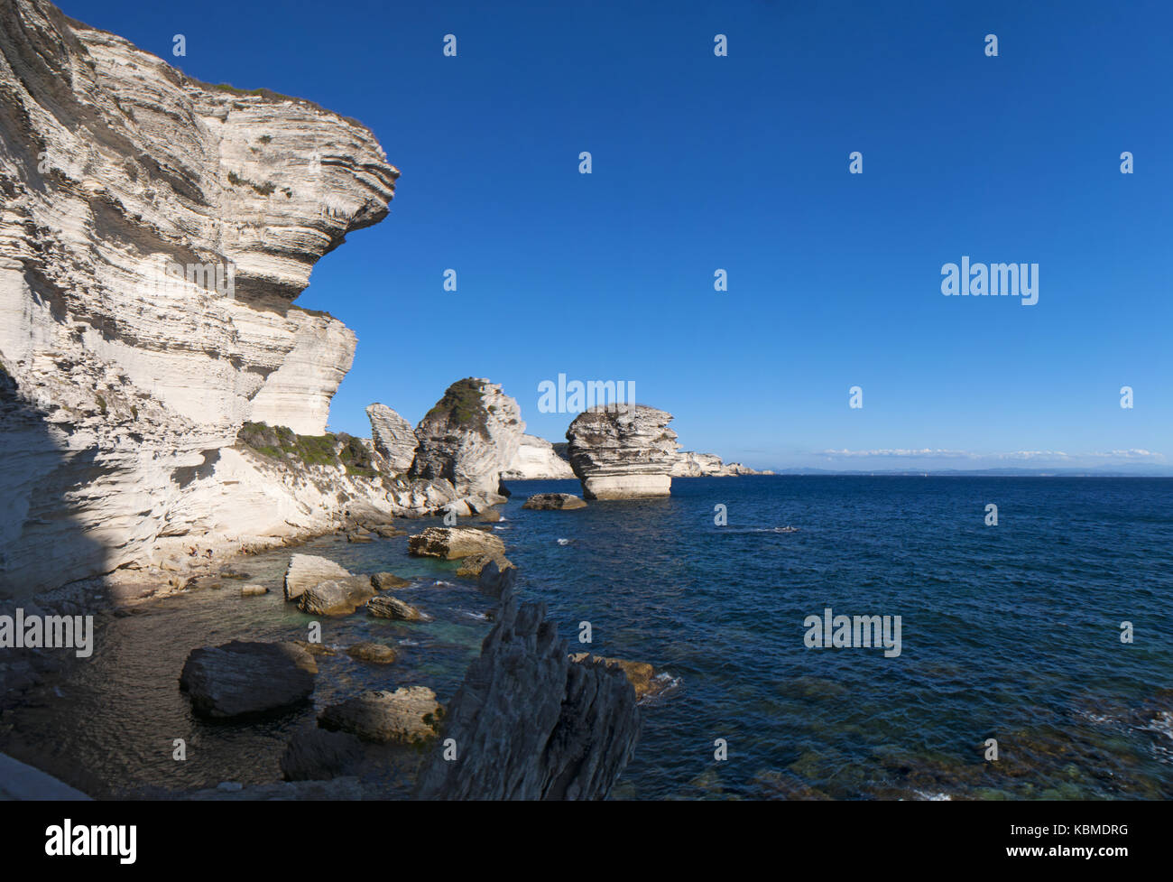 Bianche scogliere calcaree di bonifacio sulla punta meridionale dell'isola di fronte le Bocche di Bonifacio, il tratto di mare tra la Corsica e la Sardegna Foto Stock