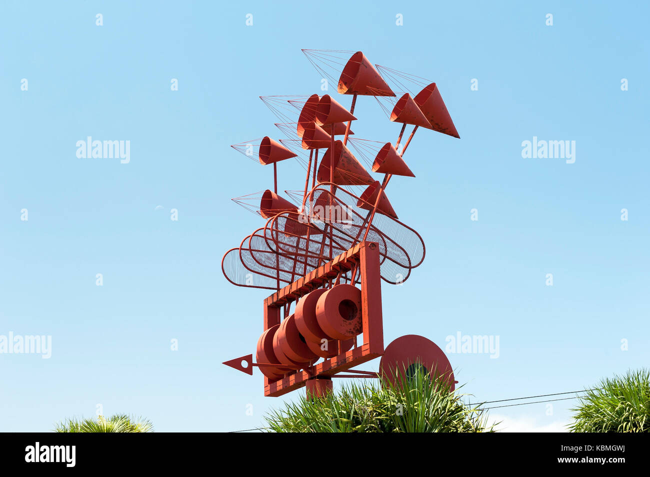 Juguetes del viento (vento scultura) da Cesar Mnrique (costruito nel 1992) in Arrieta, Lanzarote nelle Isole Canarie, Spagna Foto Stock