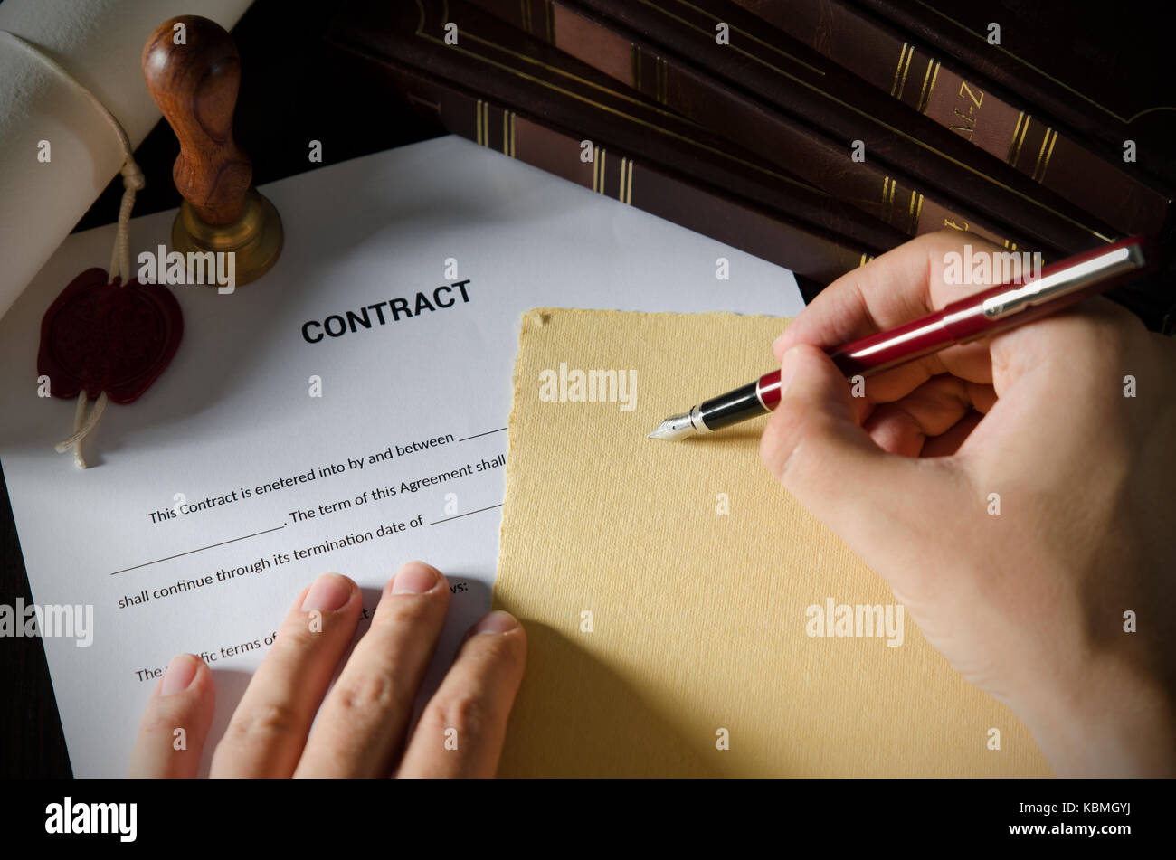 Notaio la firma di un contratto con la penna stilografica. business man legge avvocato avvocato pubblico notaio Foto Stock