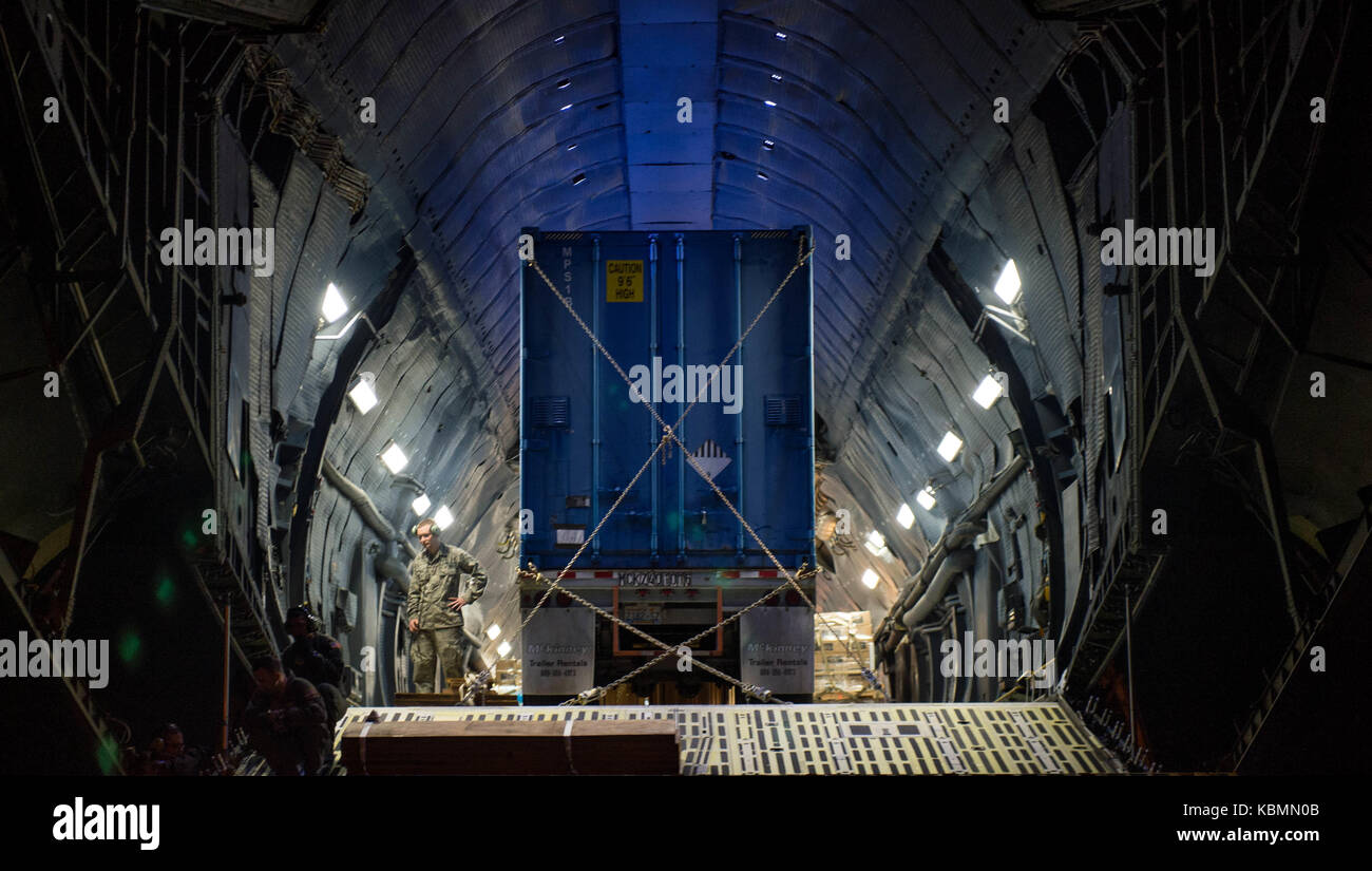 Un semi-carrello appoggia su un C-5C Galaxy aeromobile assegnati e Travis Air Force Base in California, da fissare a un 47.000 generatore di cancelletto Foto Stock