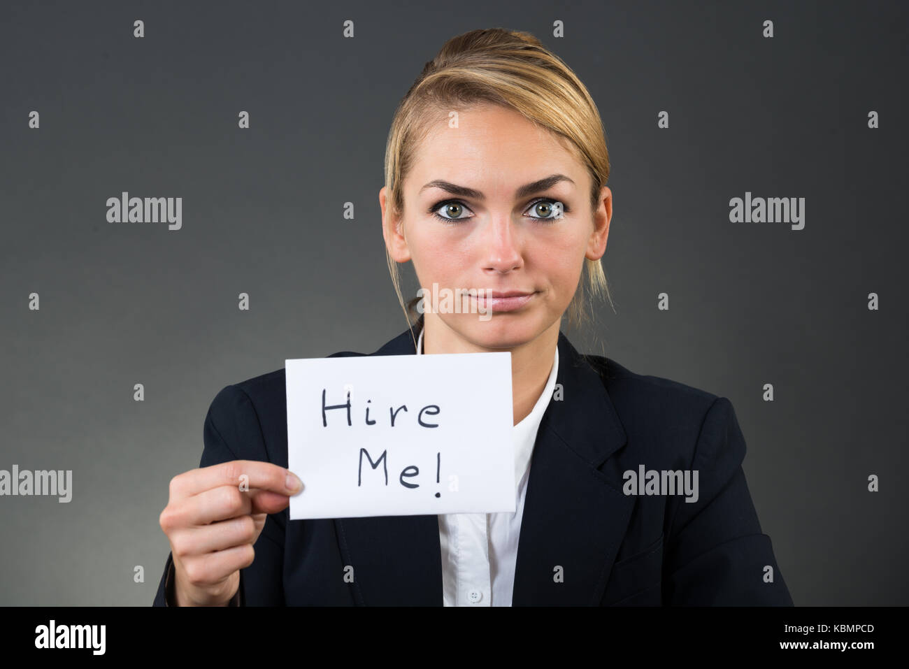Ritratto di imprenditrice azienda carta noleggio con me il testo su sfondo grigio Foto Stock