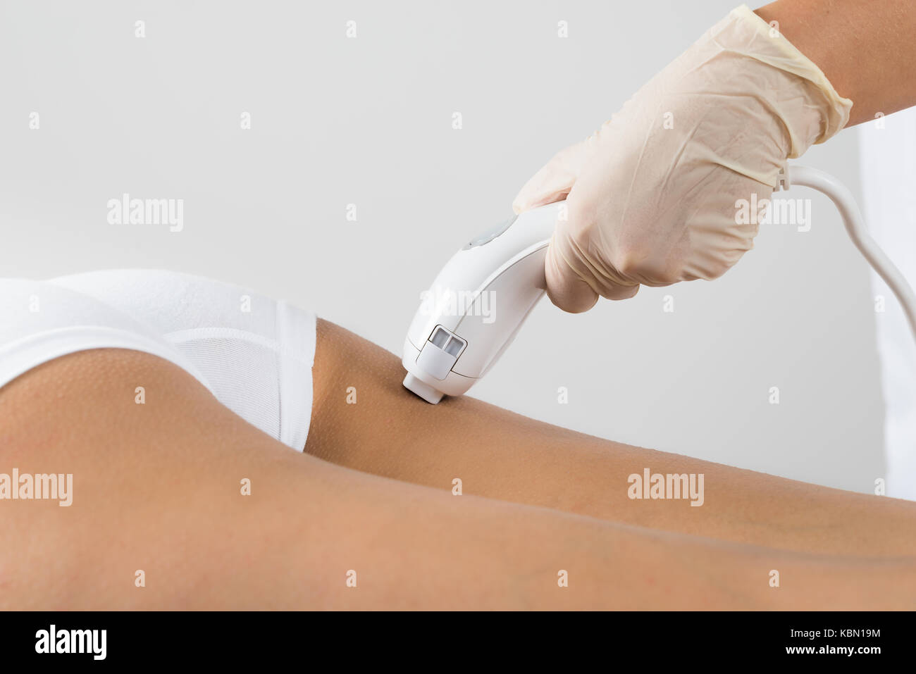 Close-up di donna sdraiata epilazione ricevente il trattamento laser sulla natica Foto Stock