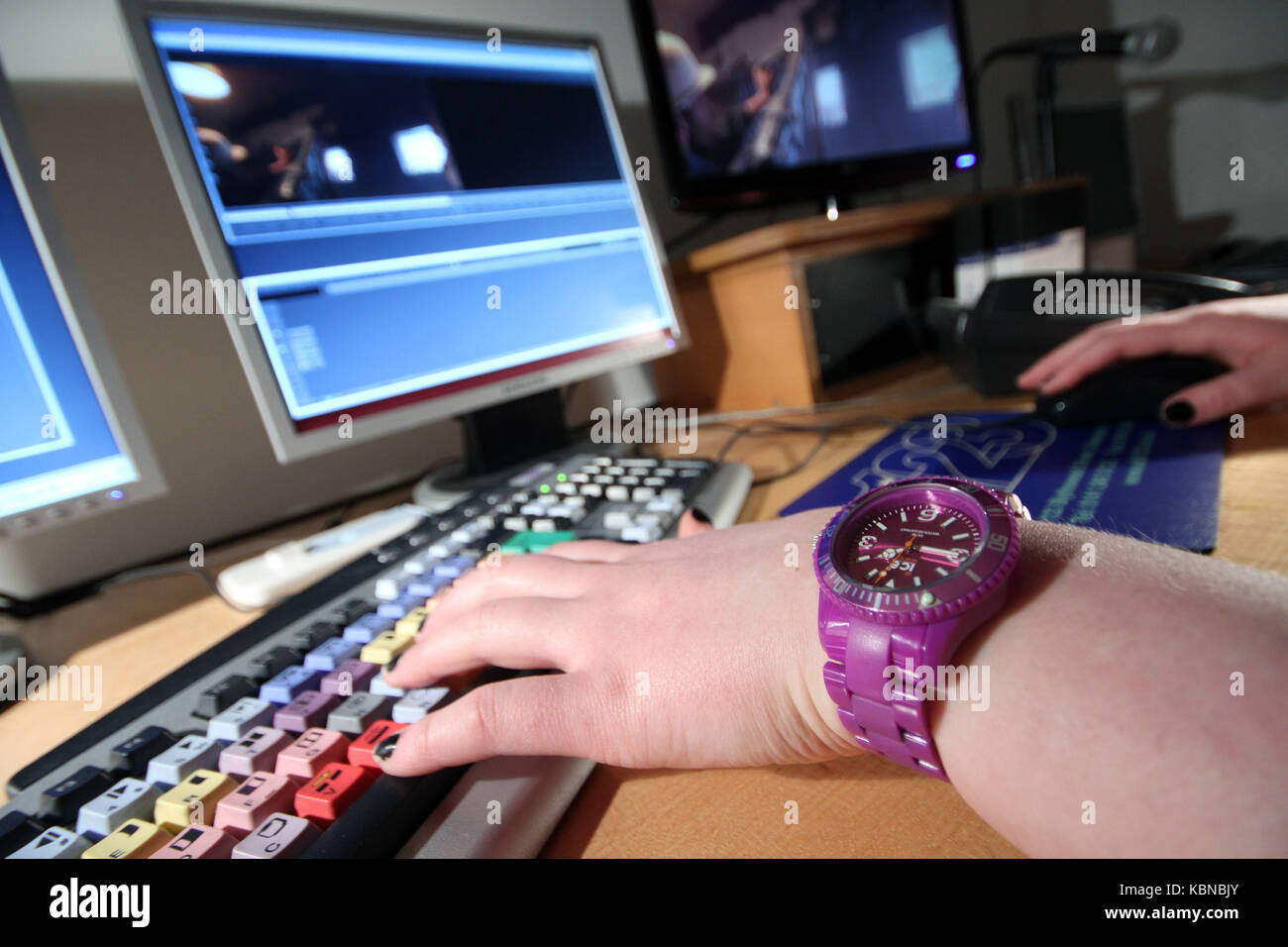 Editor di lavoro sul filmato giunchi Foto Stock
