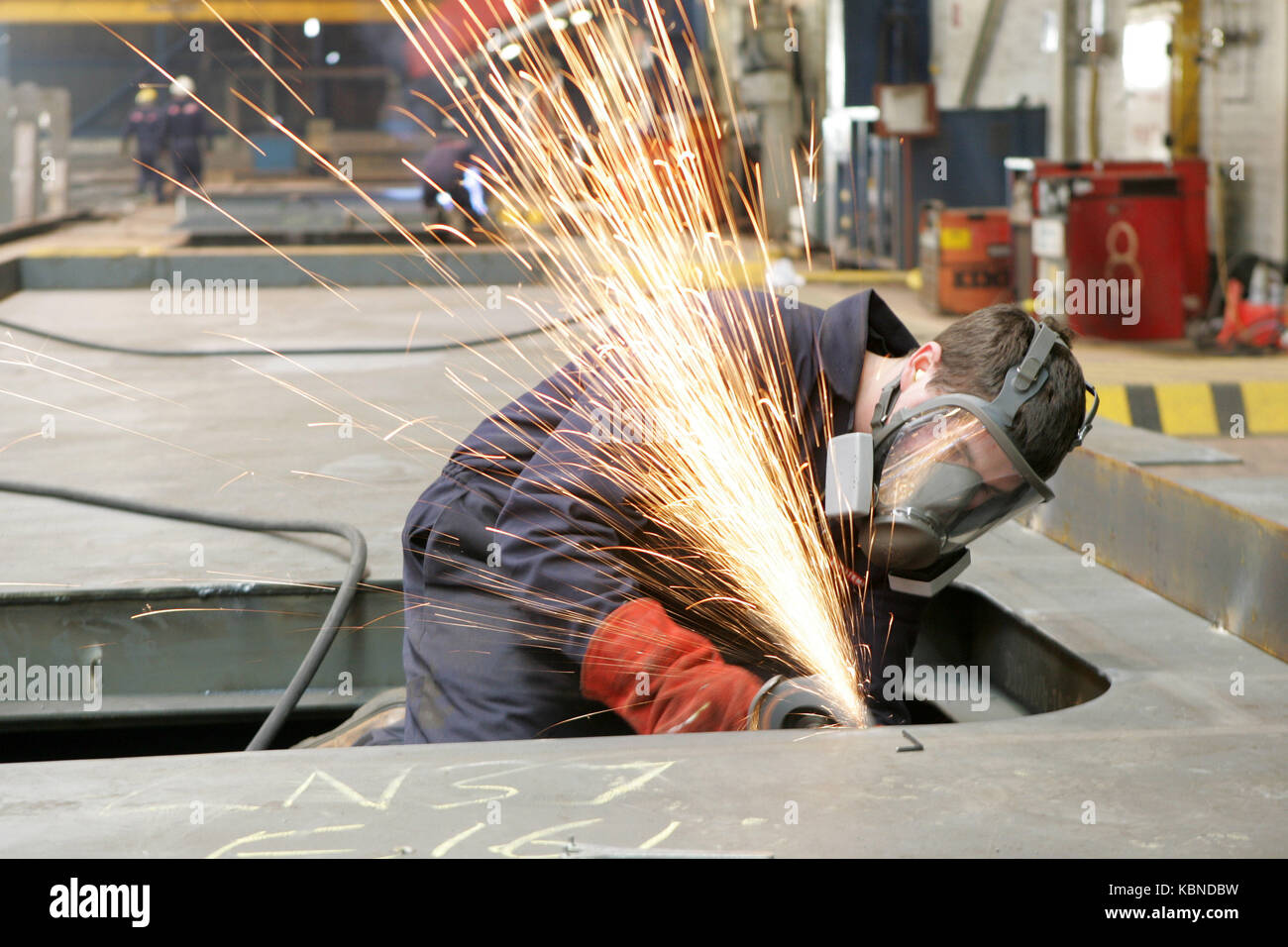 Tradesman saldatura in cantiere Foto Stock