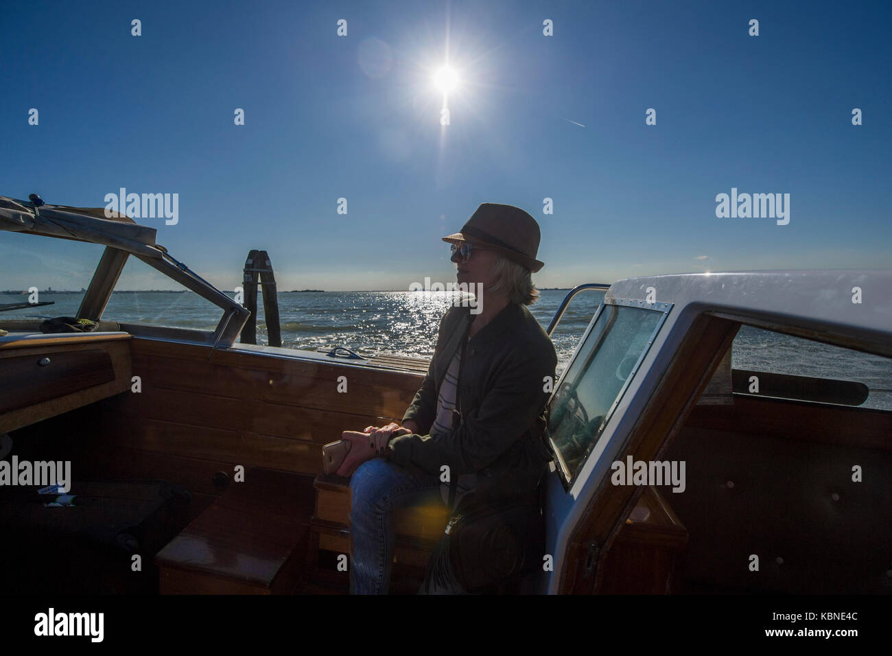 Una donna glamour gode di una posizione Venice water taxi dall'aeroporto di Venezia Foto Stock