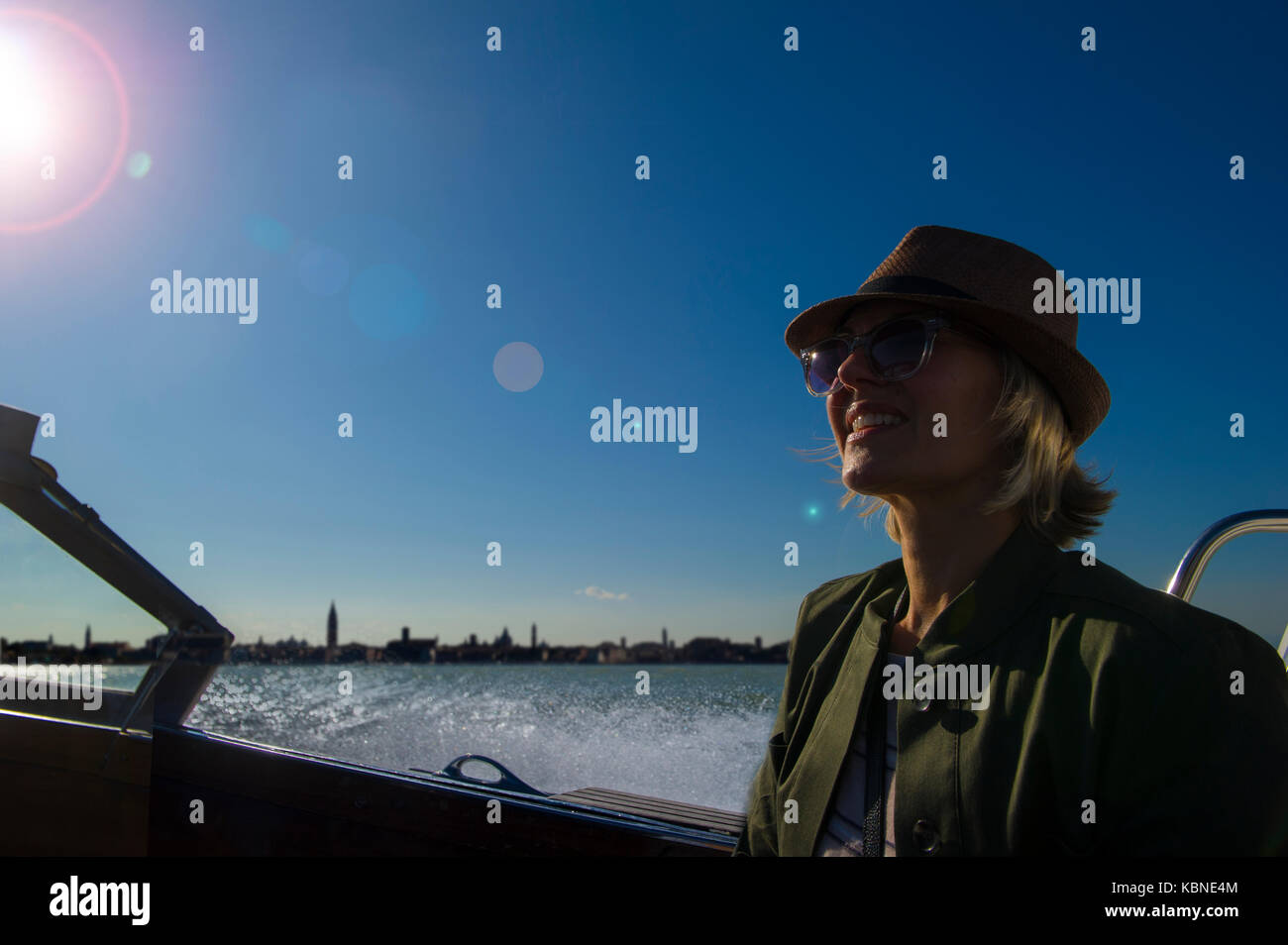 Una donna glamour gode di una posizione Venice water taxi dall'aeroporto di Venezia Foto Stock