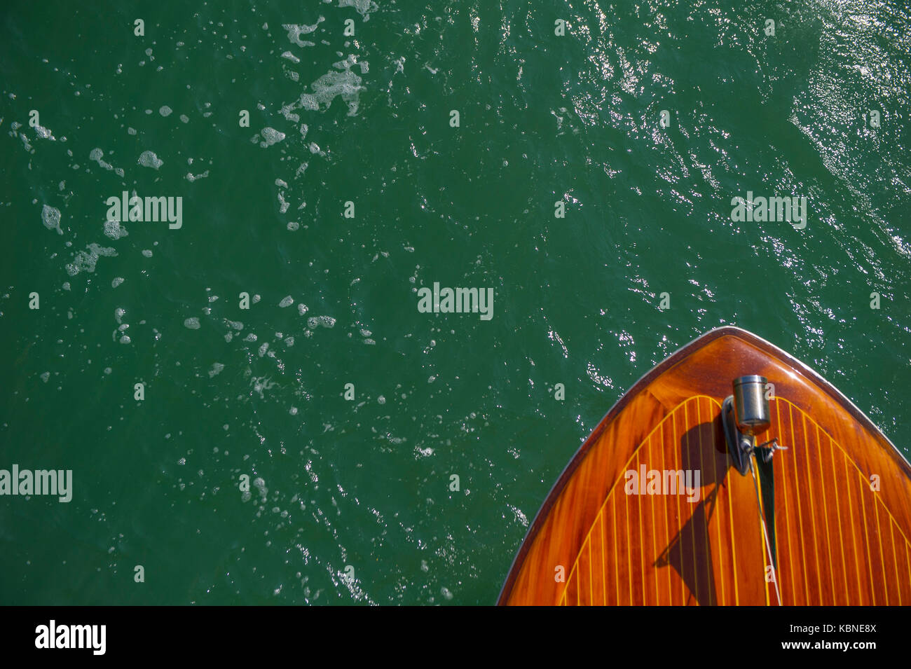 Un insolito panorama di Venezia taxi acquei dal di sopra - Bellissima in teak e mogano verniciato pesantemente Foto Stock