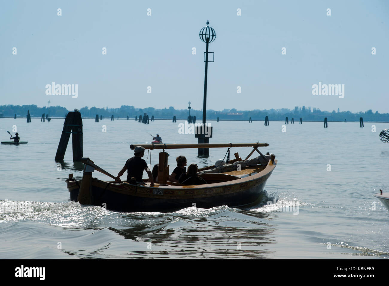 Venice water taxi prendendo le persone da e per l'aeroporto a Venezia Foto Stock