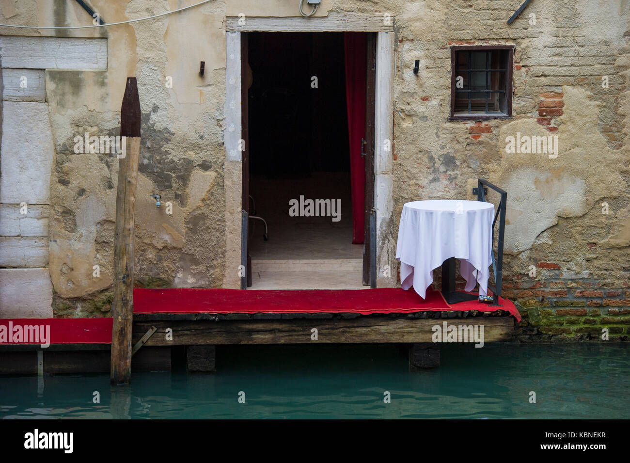 Cena per nessuno su un terrazzo veneziano Foto Stock