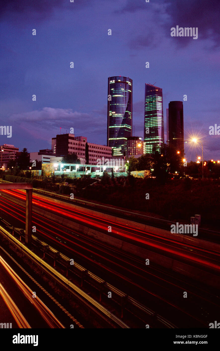 Quattro torri visto dalla M-30 freeway, Vista notte. Madrid, Spagna. Foto Stock