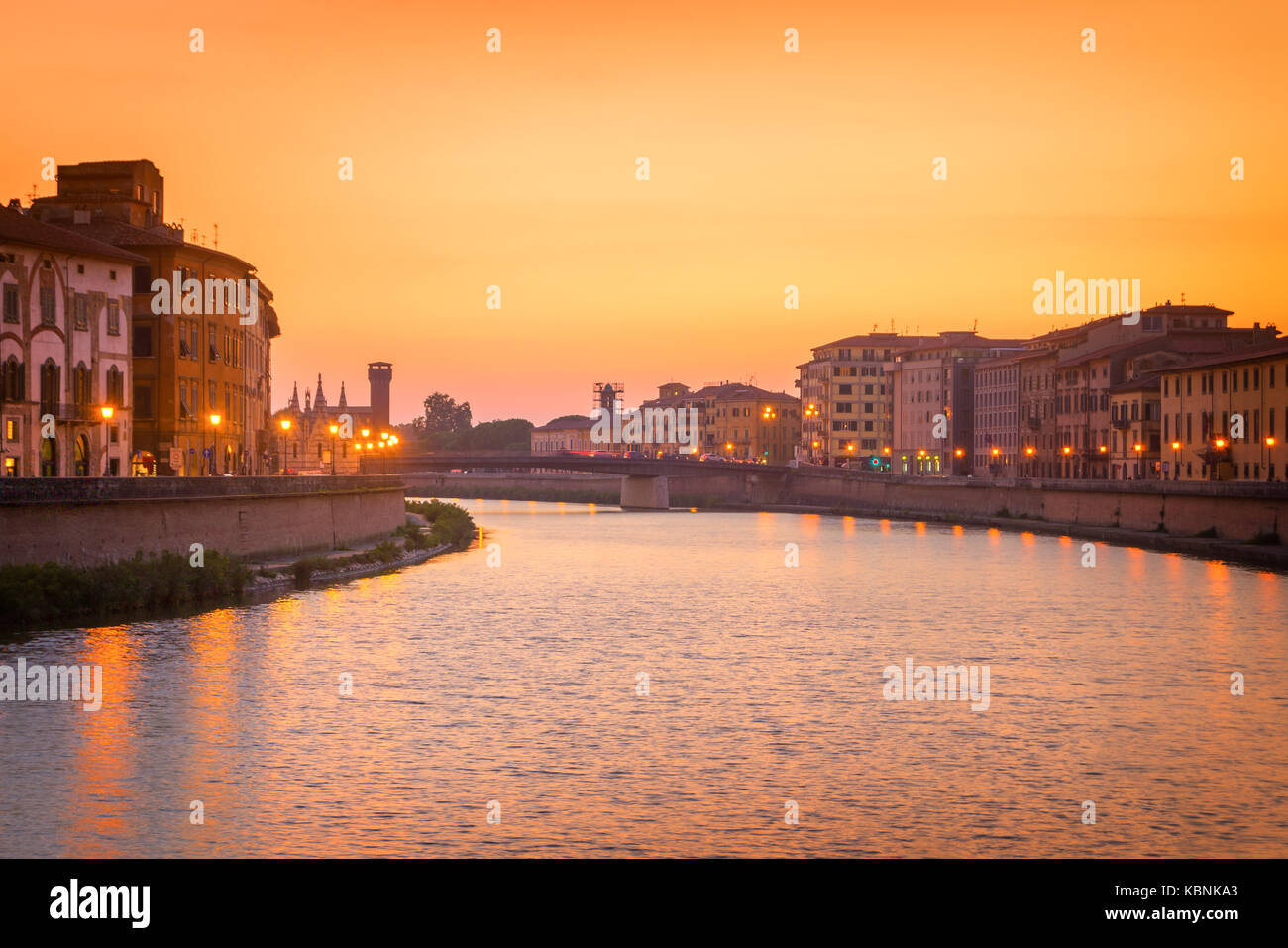 Pisa e il fiume Arno in Italia Foto Stock