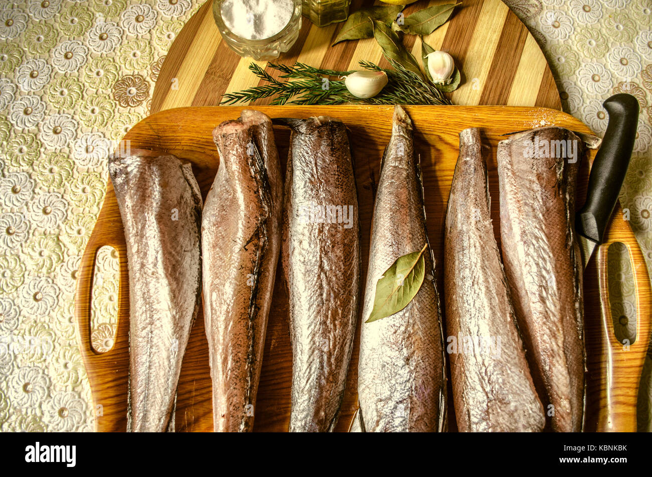 Vassoio con pesce congelato e spezie sul tavolo della cucina coperto con  tovaglia in tela cerata Foto stock - Alamy