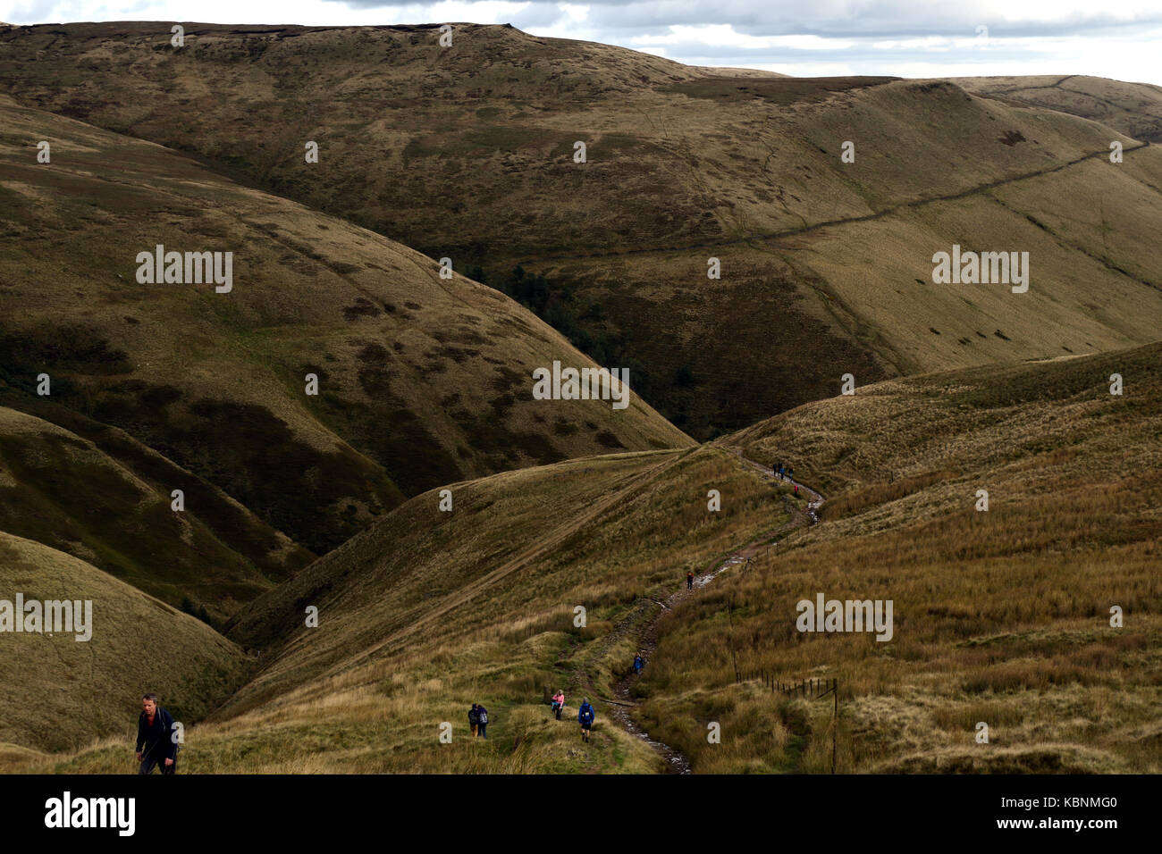 Visualizzare di nuovo verso il basso del The Pennine Way, verso Edale, dalla salita Kinder Scout Foto Stock