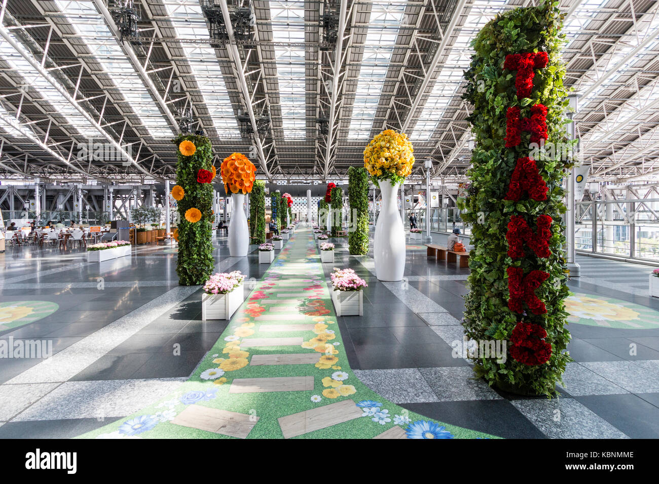 Giappone, Osaka Umeda. La stazione di osaka city, Toki-no-hiroba Plaza, quinto anniversario speciale esposizione di fiori e percorso di fiori dipinto sul pavimento. Foto Stock