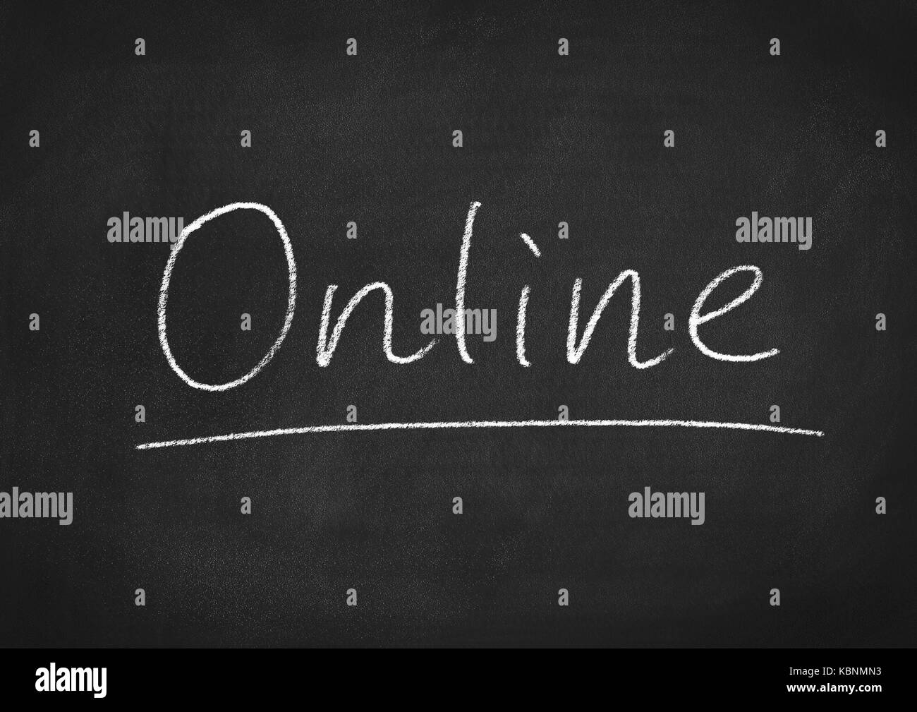 Concetto online parola su una lavagna sfondo Foto Stock