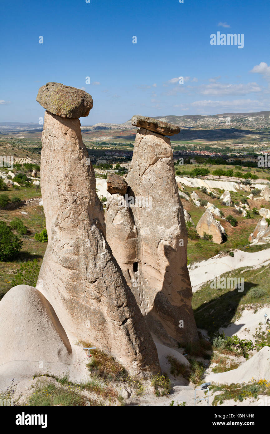 Formazioni di roccia vulcanica noto come Camini di Fata in Cappadocia. Foto Stock