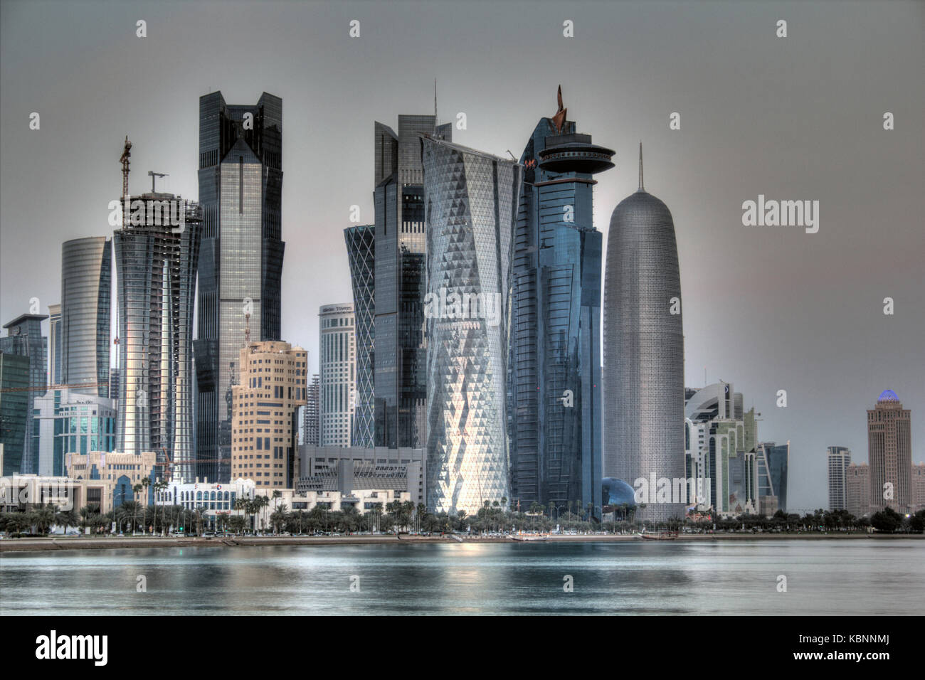 Lo skyline di Doha del Qatar mostra il quartiere finanziario di West Bay Foto Stock