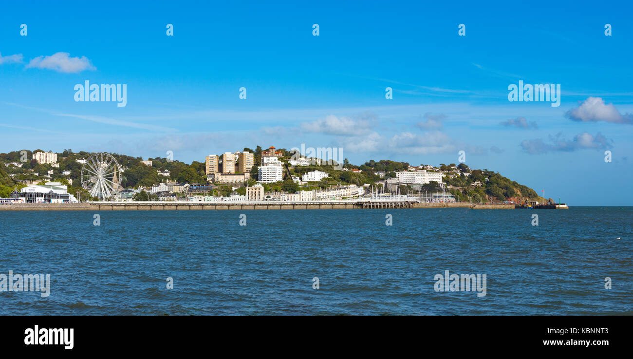 Panorama della località costiera inglese torquay in devon mostra marina, teatro principessa, alberghi, appartamenti, riviera ruota e imperial hotel in estate. Foto Stock