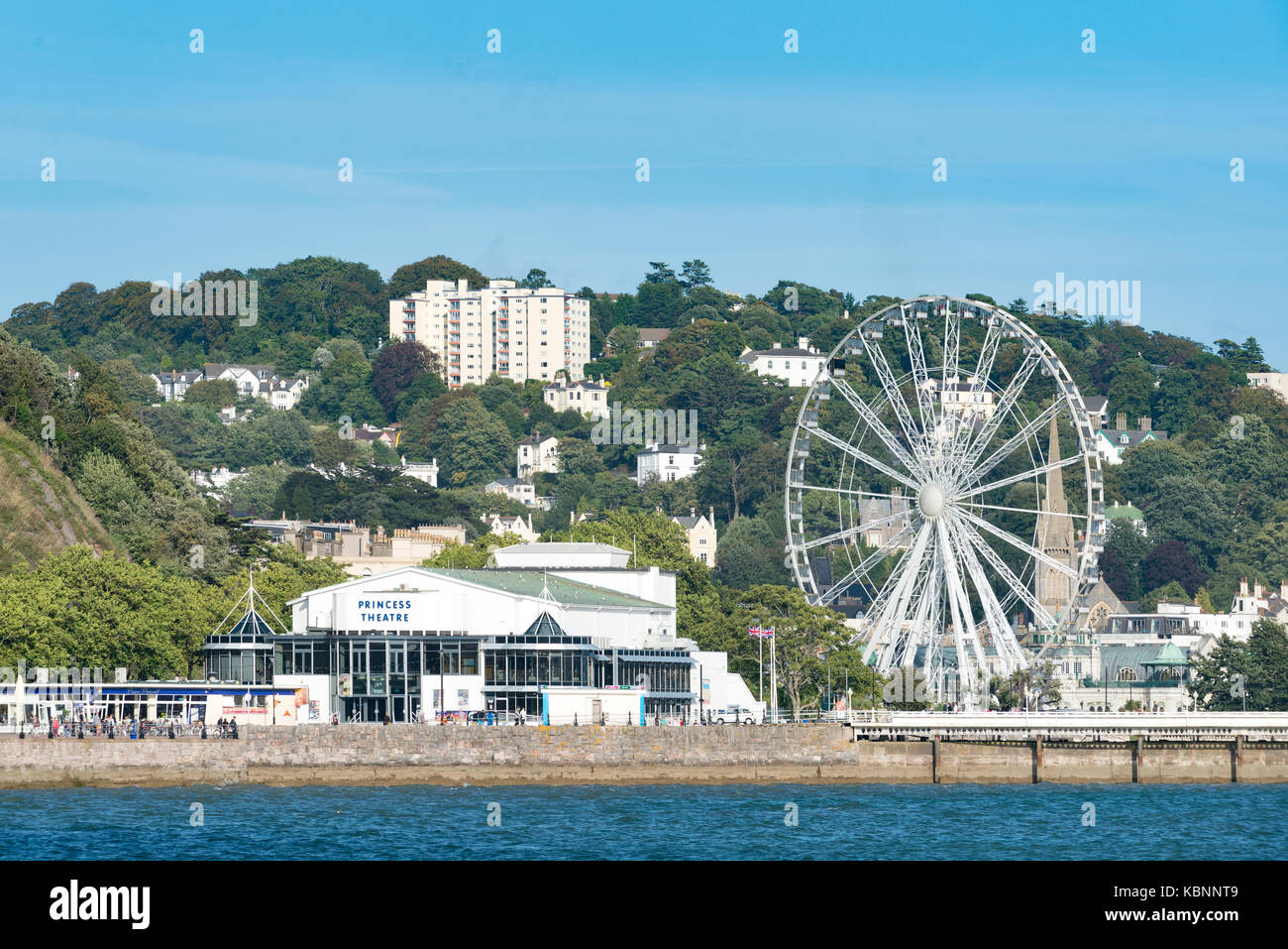 Il teatro principessa di riviera e ruota in Torquay, Devon, Regno Unito visto dall'acqua nella baia di tor su una soleggiata giornata estiva. Foto Stock Il teatro principessa di riviera e ruota in Torquay, Devon, Regno Unito visto dall'acqua nella baia di tor su una soleggiata giornata estiva. Foto Stock