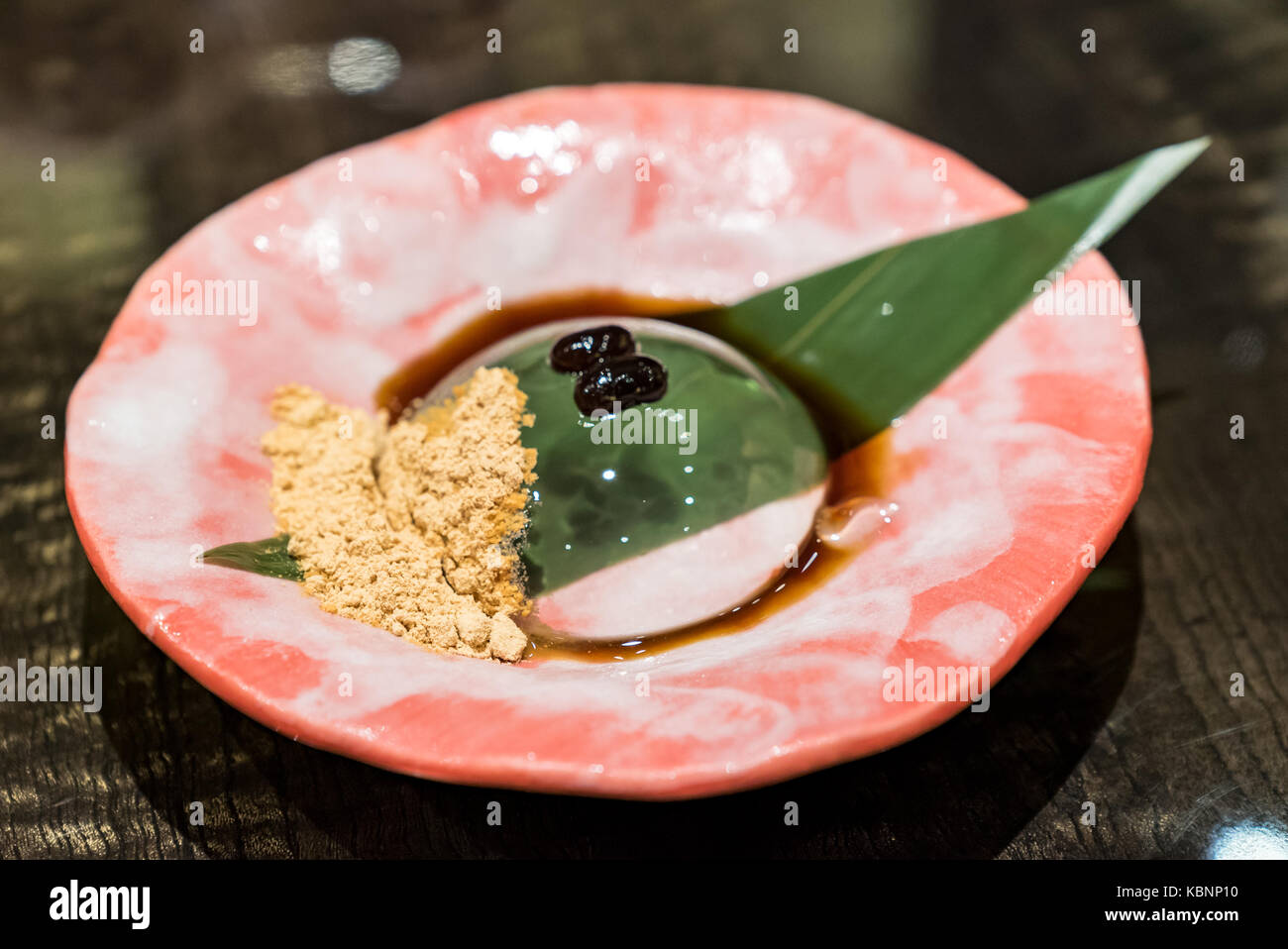 Raindrop mochi servita con sweey chicco nero e polvere di semi di soia Foto Stock