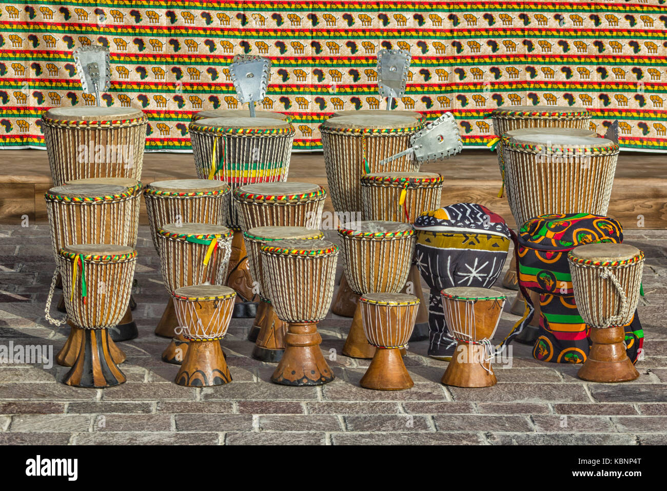 Tamburi fatti a mano africani, compresi i tamburi Shekere del Ghana africano (strumento di percussione African Shekere dal Ghana). Noto anche come Axatse). Foto Stock