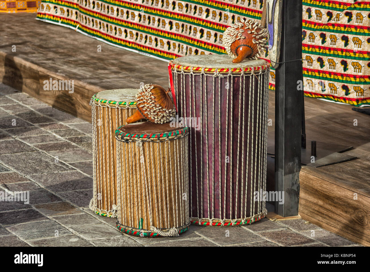 Tamburi fatti a mano africani, compresi i tamburi Shekere del Ghana africano (strumento di percussione African Shekere dal Ghana). Noto anche come Axatse). Foto Stock