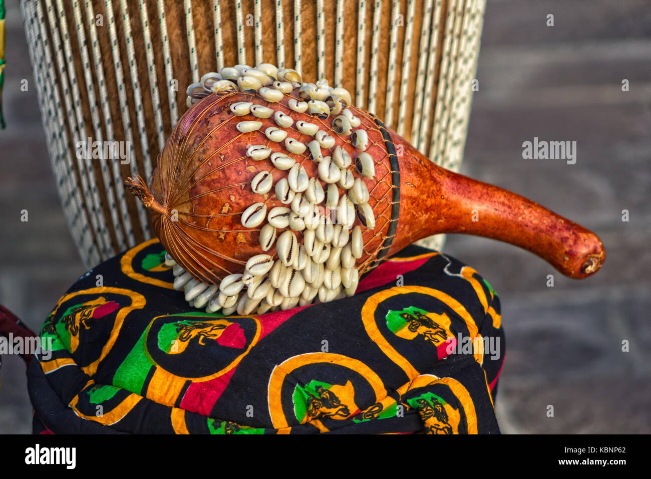 Tamburo di Shekere del Ghana africano (strumento di percussione africano dal Ghana. Noto anche come Axatse). Foto Stock