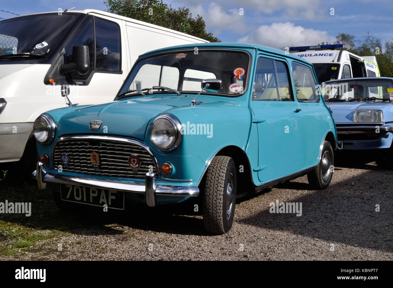 Un blu Austin Mini è visto a Nuneaton sito dell'Ovest dell'Inghilterra raccolta trasporto Open Day il 6 ottobre 2013. Foto Stock
