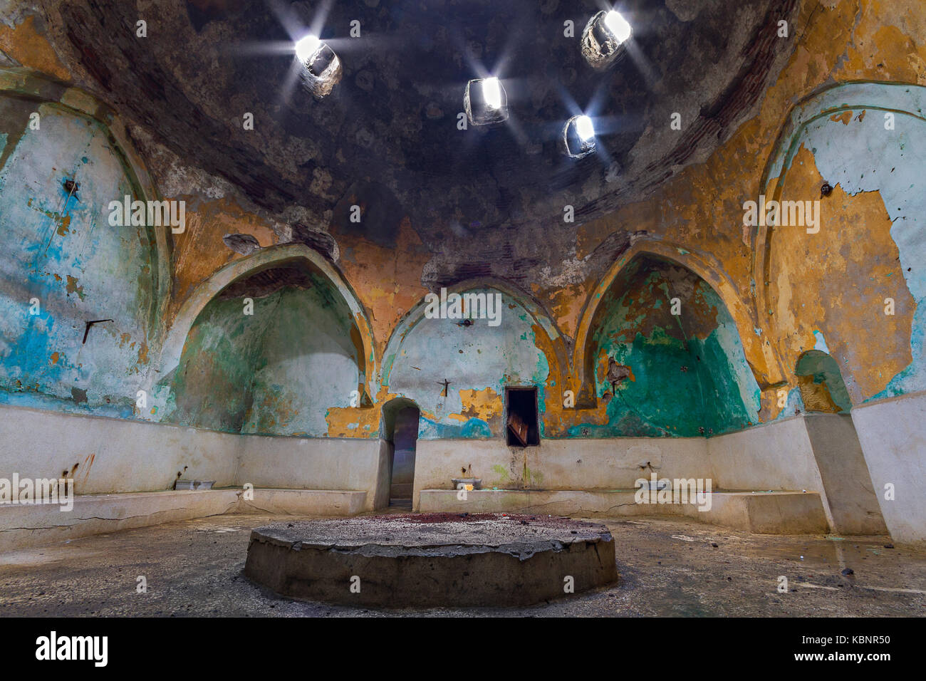 Abbandonato storico bagno turco costruito dagli Ottomani, a Kars, Turchia. Foto Stock