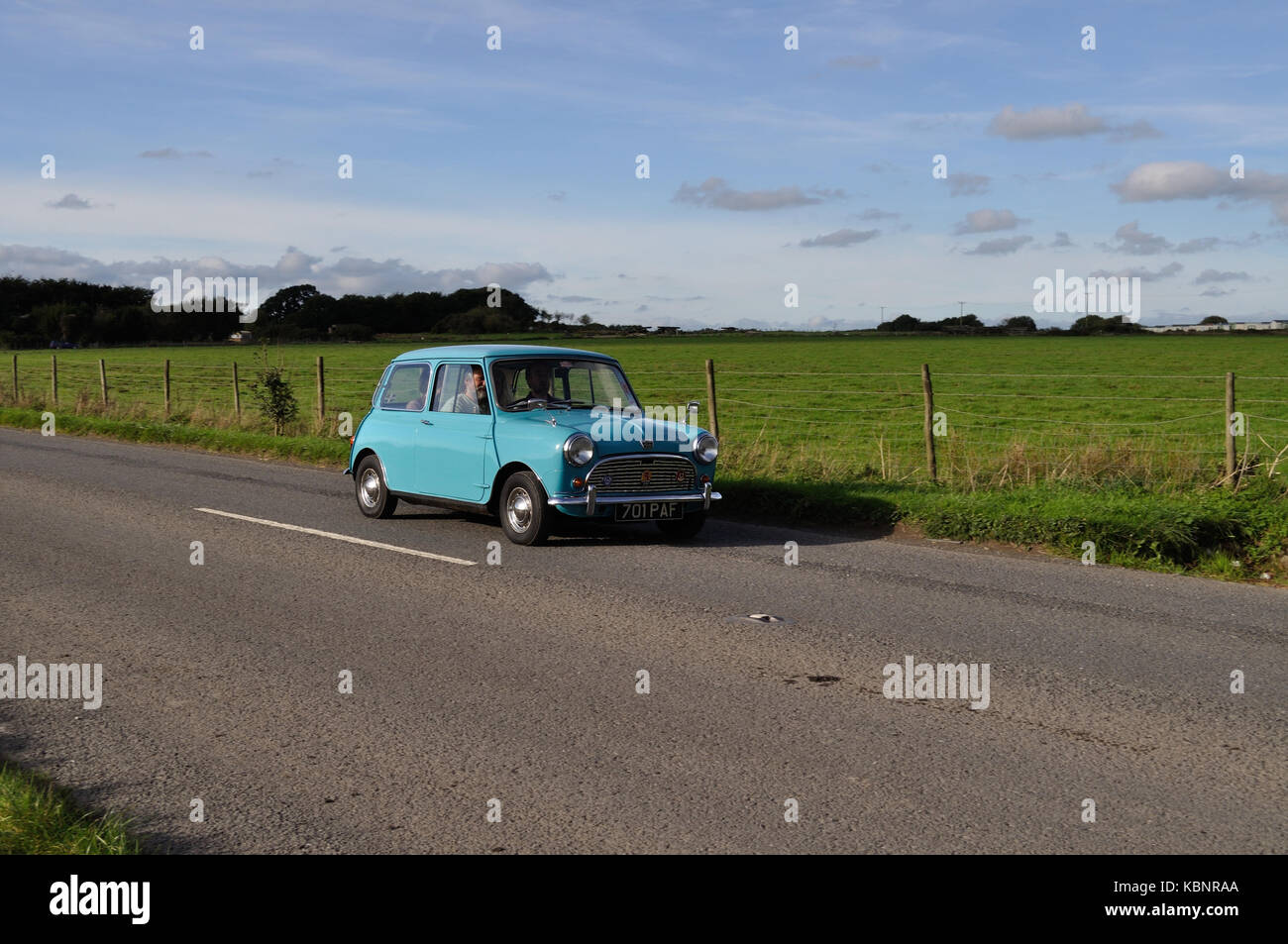 Un blu Austin Mini lascia il sito Nuneaton dell'Inghilterra occidentale raccolta trasporto Open Day il 6 ottobre 2013. Foto Stock