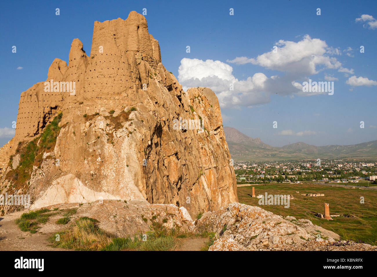 Vista sopra i ruderi della vecchia parte di van noto anche come tusba o van castello, nella provincia di van, in Turchia. Foto Stock