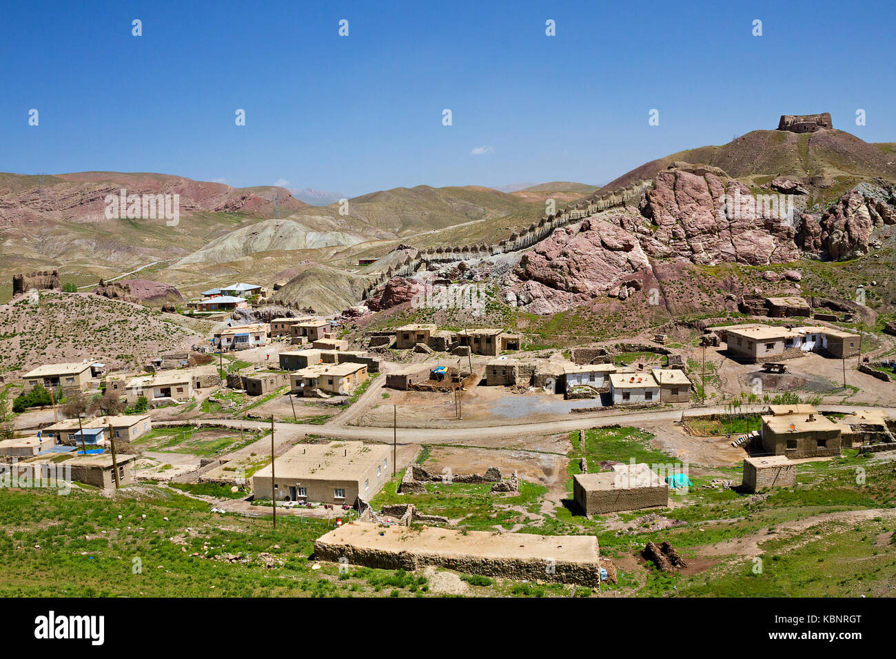 Villaggio con le antiche mura della città di Hosap, provincia di Van, Turchia orientale. Foto Stock