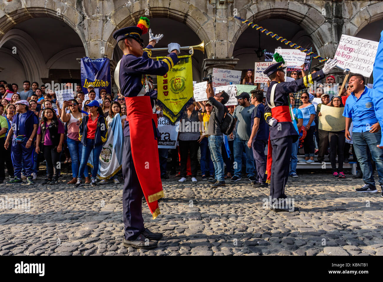 Antigua Guatemala - 15 settembre 2017: band marche passato la gente del luogo che protestavano contro la corruzione governativa sul Guatemala giorno dell indipendenza Foto Stock