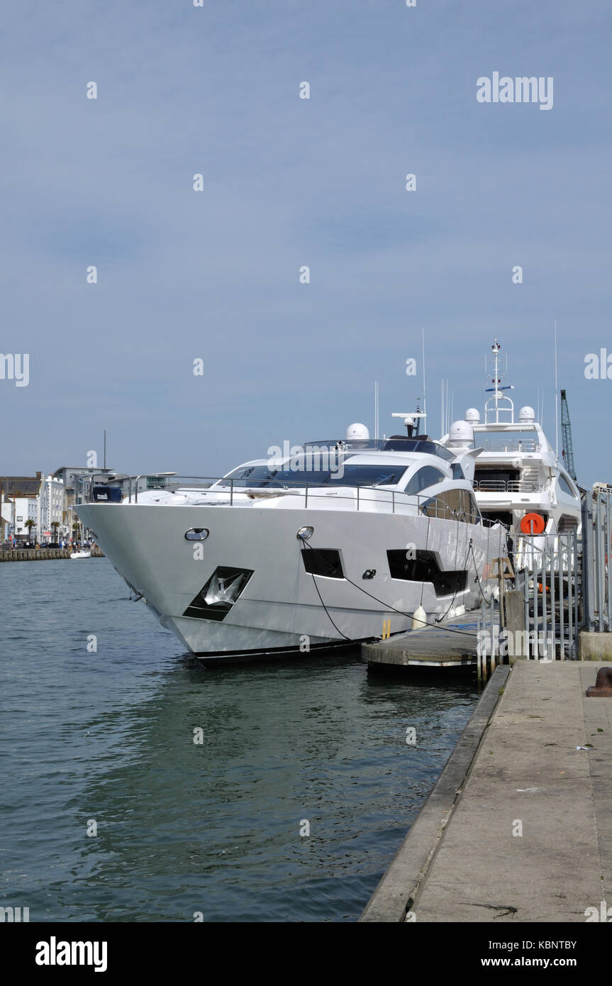 Due nuove di zecca Sunseeker yacht di lusso si vedono ormeggiati a Sunseeker il quayside locali in Poole, Dorset. Foto Stock
