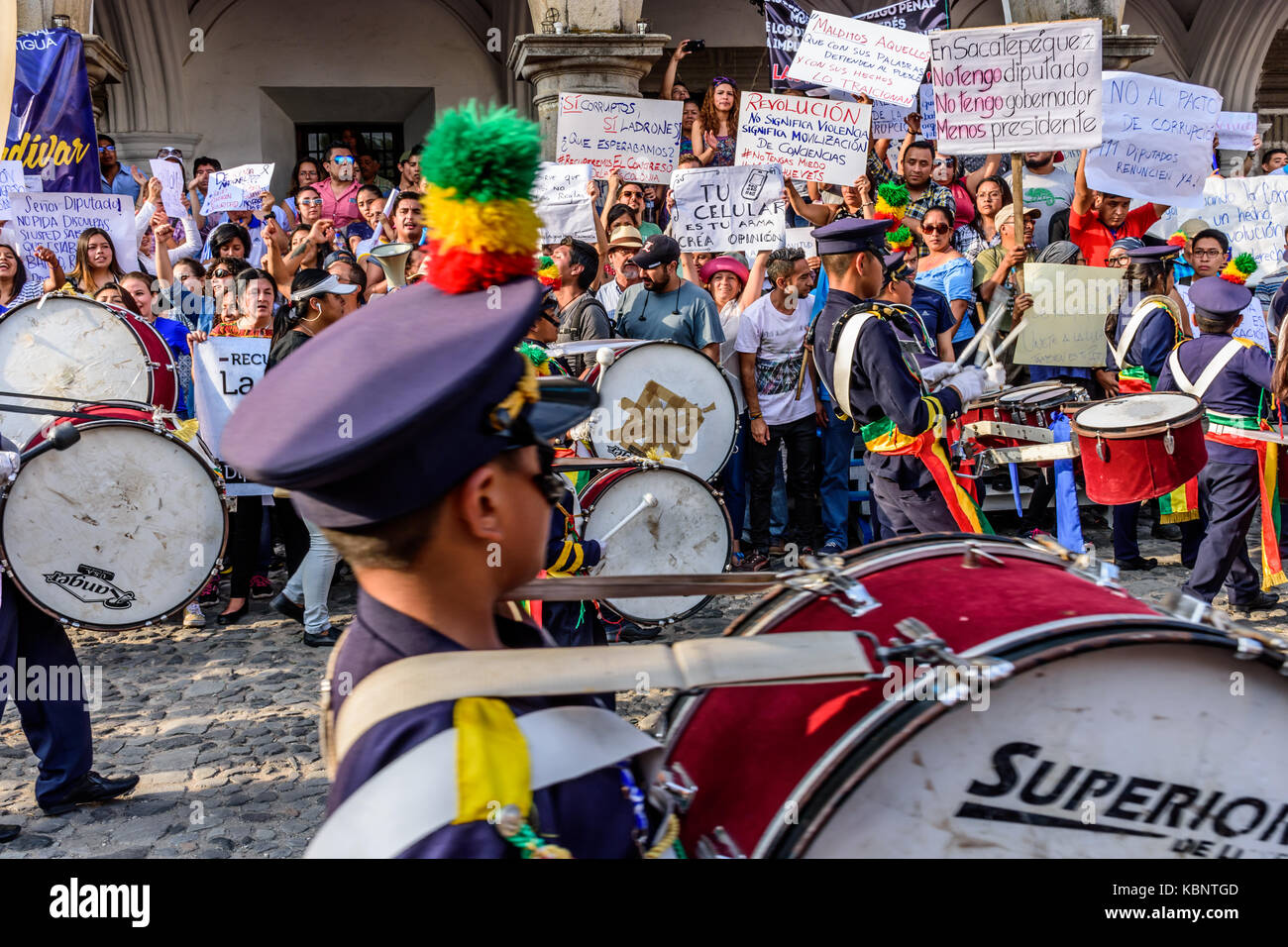 Antigua Guatemala - 15 settembre 2017: band marche passato la gente del luogo che protestavano contro la corruzione governativa sul Guatemala giorno dell indipendenza Foto Stock