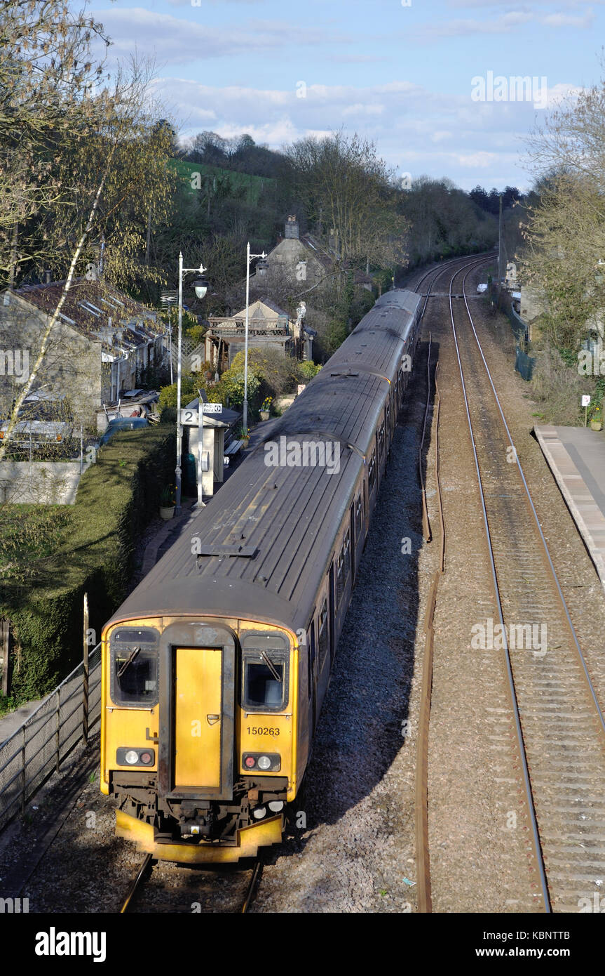 Great Western Railway 150263 costituisce la parte posteriore di un servizio locale alla stazione Avoncliff, Wiltshire. Foto Stock