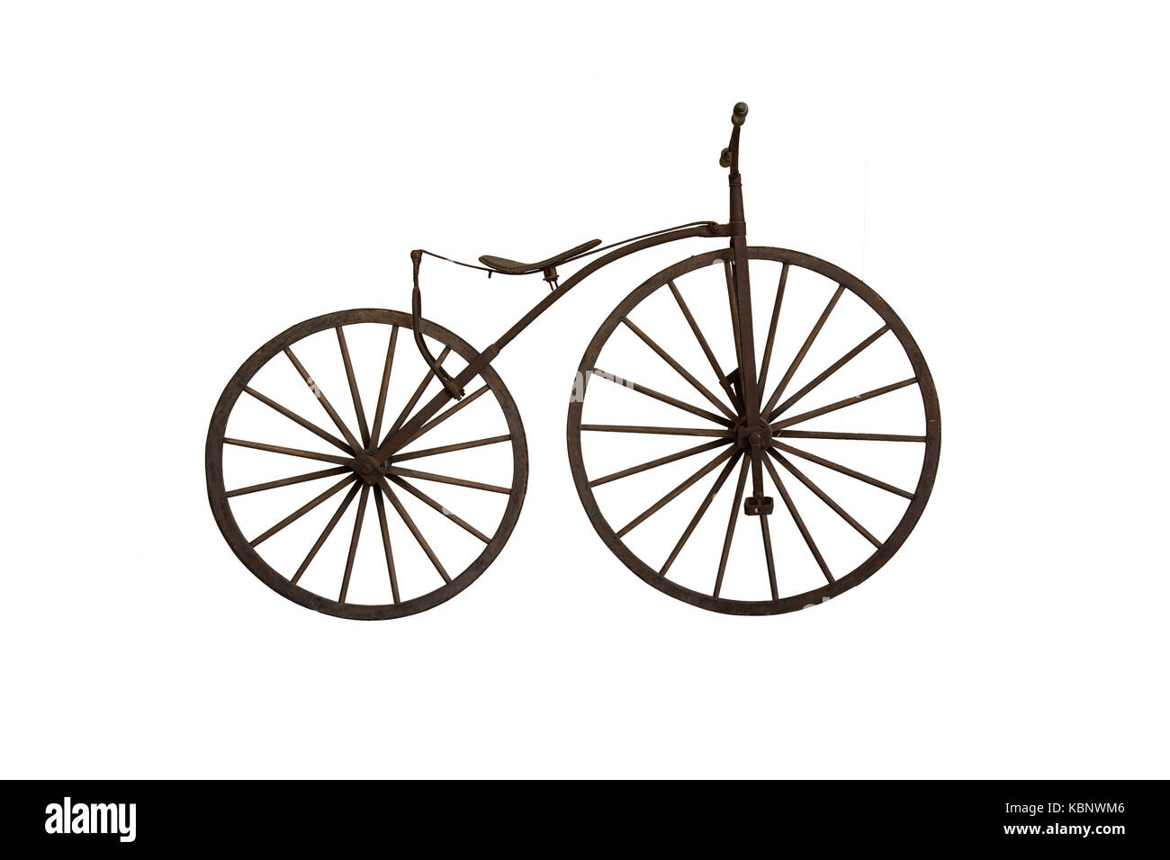Antica bicicletta di legno su sfondo bianco Foto stock - Alamy