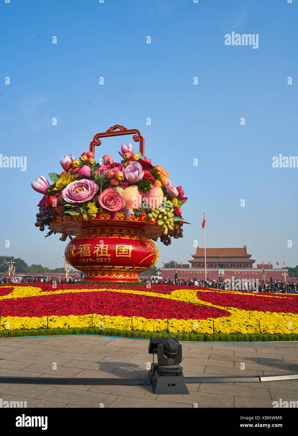 Pechino, Cina. 1 Ott 2017. Foto scattata il 1 ottobre, 2017 mostra i principali cesto fiorito presso la Piazza Tian'anmen nel centro di Pechino, capitale della Cina Foto Stock