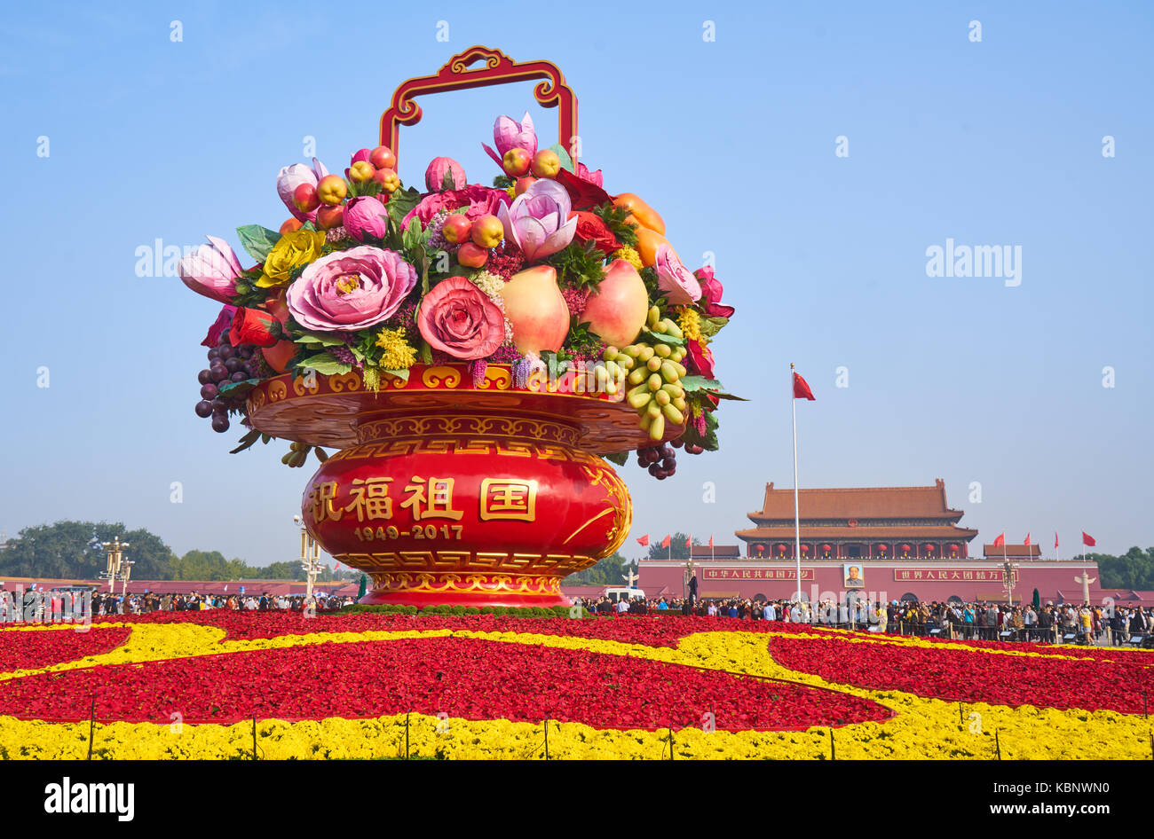 Pechino, Cina. 1 Ott 2017. Foto scattata il 1 ottobre, 2017 mostra i principali cesto fiorito presso la Piazza Tian'anmen nel centro di Pechino, capitale della Cina Foto Stock