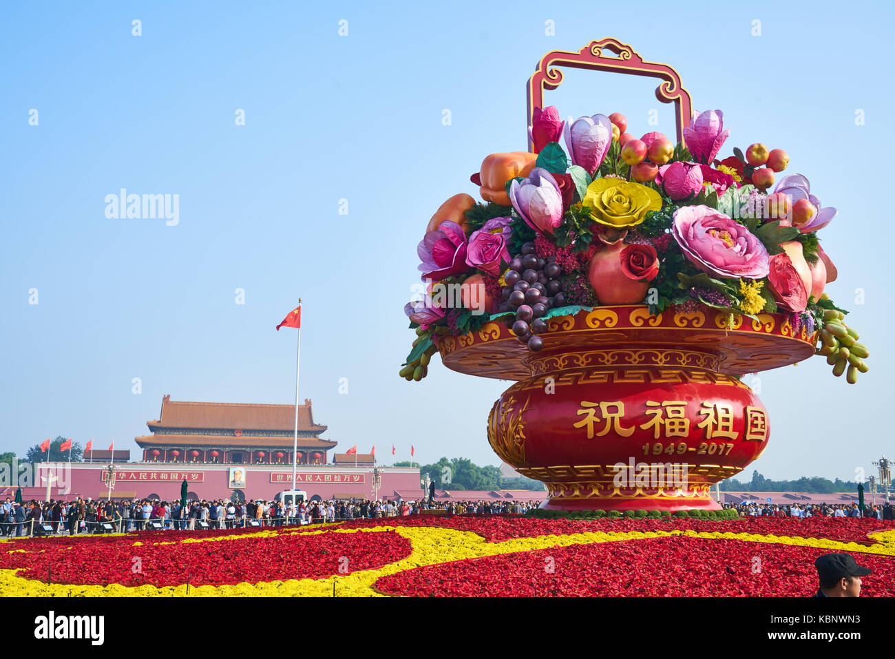 Pechino, Cina. 1 Ott 2017. Foto scattata il 1 ottobre, 2017 mostra i principali cesto fiorito presso la Piazza Tian'anmen nel centro di Pechino, capitale della Cina Foto Stock