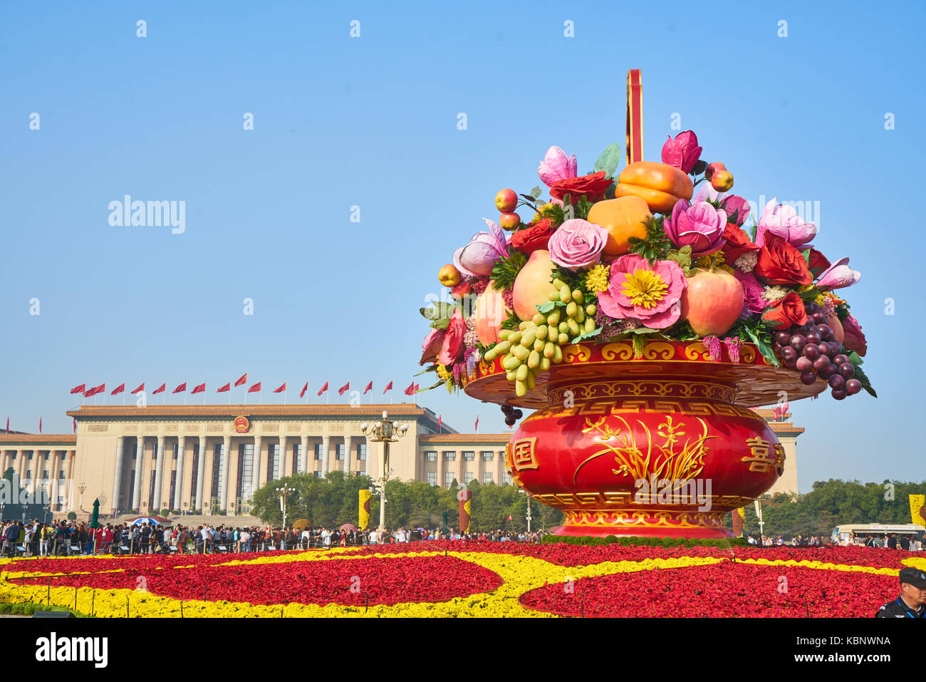 Pechino, Cina. 1 Ott 2017. Foto scattata il 1 ottobre, 2017 mostra i principali cesto fiorito presso la Piazza Tian'anmen nel centro di Pechino, capitale della Cina Foto Stock